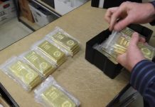 Vàng thế giới giảm từ mức đỉnh 1 năm