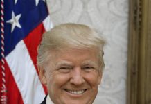 Ông Trump ký thông qua gói cứu trợ 900 tỷ USD