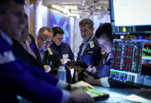 Chứng khoán Mỹ lập kỷ lục phiên thứ hai liên tiếp, giá dầu sụt 2%