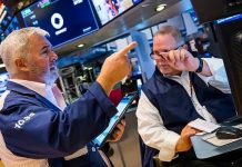 Chứng khoán Mỹ sụt điểm vì cổ phiếu AI lại bị xả, giá dầu giảm