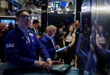 Cổ phiếu công nghệ giữ trụ chứng khoán Mỹ, dầu thô vững giá sau tin OPEC+