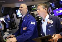 Chứng khoán Mỹ “lảo đảo” sau báo cáo việc làm, giá dầu sụt giảm