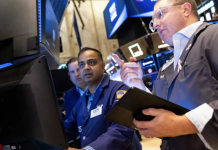 Chứng khoán Mỹ giằng co mạnh, giá dầu giảm do tồn trữ của Mỹ tăng