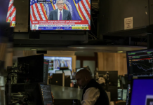 S&P 500 sụt điểm vì Chủ tịch Fed cứng rắn về lãi suất, giá dầu vẫn tăng