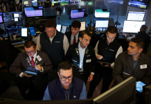 S&P 500 và Nasdaq lập kỷ lục, giá dầu giảm nhẹ bất chấp gói trừng phạt mới của EU