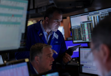 S&P 500 lập kỷ lục mới dù báo cáo PPI nóng hơn dự báo, giá dầu cao nhất 1 tuần