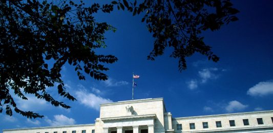 Fed mới nhất 22/4/2026: Giữ lãi suất cao, áp lực chính trị gia tăng – Thị trường chờ quyết định quan trọng cuối tháng