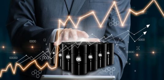 Giá dầu vượt 90 USD/thùng khi căng thẳng Mỹ – Iran leo thang, thị trường lo ngại rủi ro nguồn cung